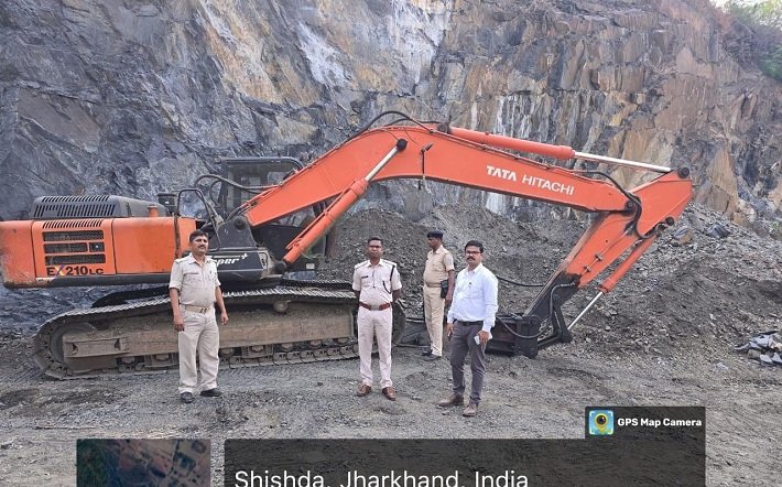  जमशेदपुर : पत्थर खनिज का अवैध खनन एवं भंडारण मामले में प्राथमिकी दर्ज, हाइड्रोलिक एक्सकेवेटर जब्त