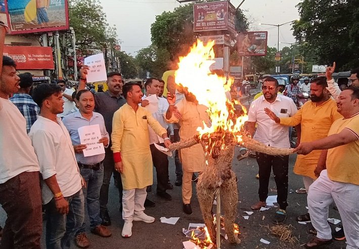 जमशेदपुर : पालगाम आतंकी हमले के विरोध में उग्र प्रदर्शन, हिन्दू जागरण मंच ने पाकिस्तान के प्रधानमंत्री का पुतला फूंका