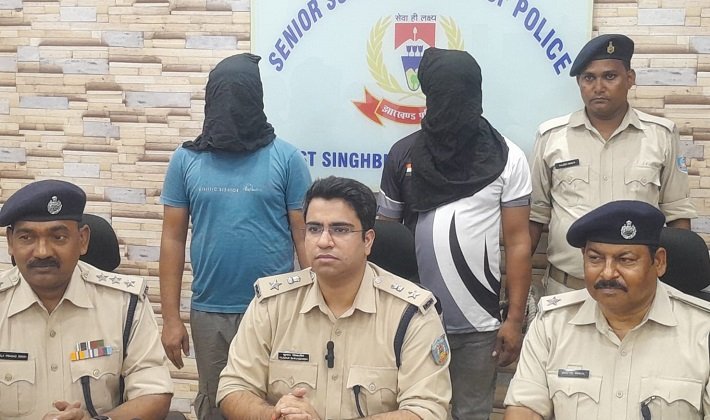  जमशेदपुर : न्यू बाराद्वारी फर्नीचर दुकान फायरिंग कांड का खुलासा, दो आरोपी गिरफ्तार, विवाह समारोह में की गई थी हवाई फायरिंग