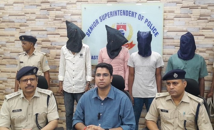  जमशेदपुर : घाघीडीह जेल के पास फायरिंग करने वाले चार अपराधी गिरफ्तार, पुलिस की विशेष टीम ने हथियार, बाइक और वारदात के कपड़े किए बरामद
