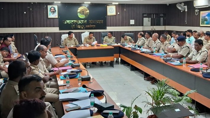  जमशेदपुर : मासिक अपराध गोष्ठी में एसएसपी ने दिए निर्देश, लंबित कांडों के शीघ्र निष्पादन, अपराधियों पर कार्रवाई और तकनीकी प्रणालियों के उपयोग पर जोर