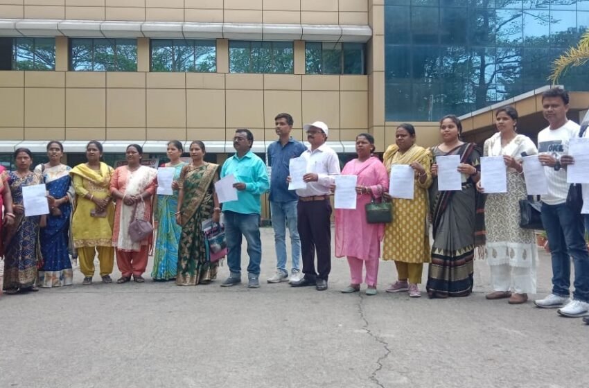  जमशेदपुर : पंचायतों को नगर निकाय में शामिल करने का विरोध तेज, मुखियाओं ने उपायुक्त को सौंपा मुख्यमंत्री के नाम मांग पत्र