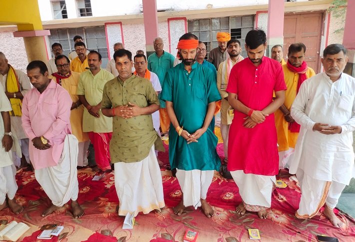  जमशेदपुर : कश्मीर में निर्दोष हिन्दू सैलानियों की हत्या के विरोध में धर्म रक्षीणी पौरोहित्य महासंघ ने किया सामूहिक गीता पाठ