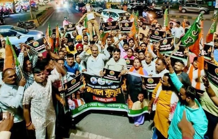  जमशेदपुर : पहलगाम आतंकी हमले के खिलाफ भाजपा का उग्र प्रदर्शन, आतंकवाद का पुतला फूंका