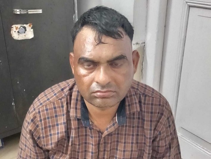  टाटानगर रेल पुलिस को मिली बड़ी सफलता, यात्रियों को बेहोश कर लूटने वाला अपराधी गिरफ्तार, नशीली दवा और चोरी का मोबाइल बरामद