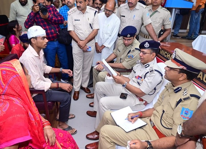  जमशेदपुर : जन शिकायत समाधान कार्यक्रम में 296 मामलों का हुआ निपटारा, आईजी अखिलेश झा रहे मौजूद