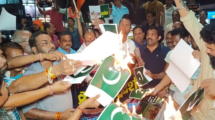  जमशेदपुर : कश्मीर आतंकी हमले के विरोध में हिन्दू एकता मंच का मशाल जुलूस, निर्दोष मृतकों को दी गई श्रद्धांजलि