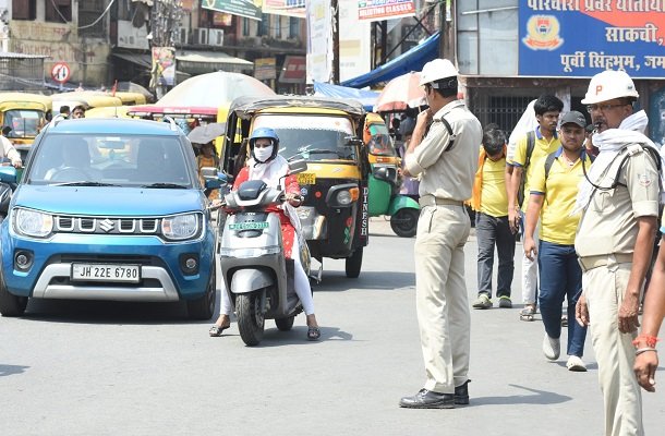 जमशेदपुर : तपती धूप में ड्यूटी कर रहे ट्रैफिक पुलिस के जवान, सावधानी से ड्यूटी करने की एडवाइजरी जारी