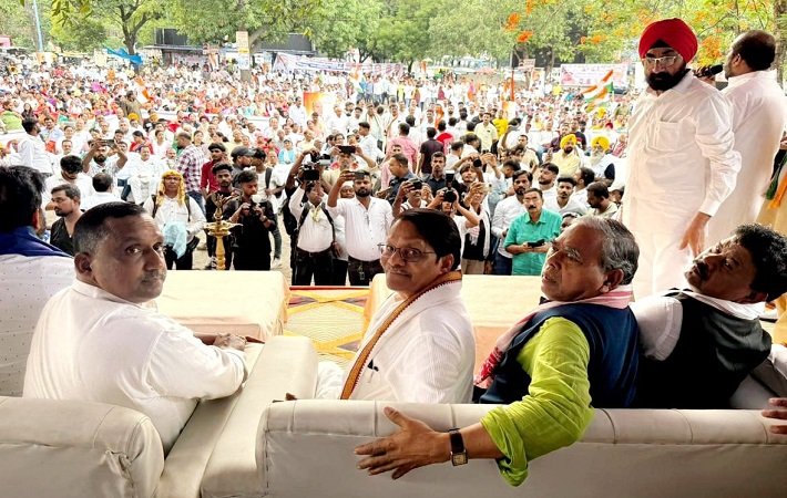 जमशेदपुर : संविधान बचाओ रैली में कांग्रेस ने दिखाया दमखम, राहुल गांधी के नेतृत्व में संविधान की रक्षा का लिया संकल्प