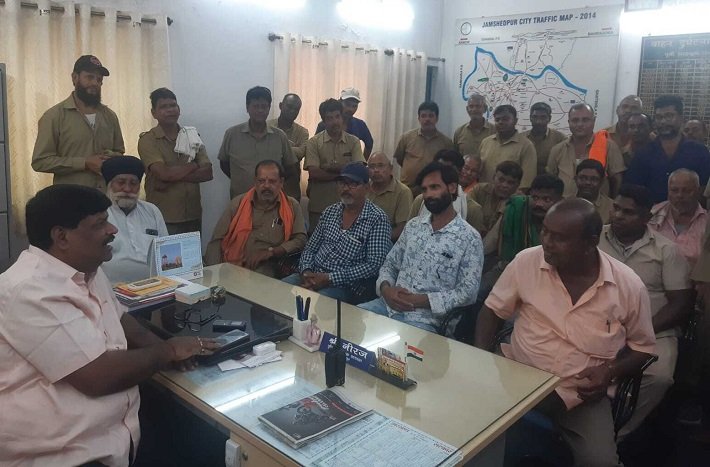  जमशेदपुर : सड़क पर अब टेंपो में रेट लिस्ट लगाना अनिवार्य, ड्रेस न पहनने वाले चालकों पर होगी कार्रवाई, सोमवार से चलेगा ट्रैफिक पुलिस का सघन अभियान