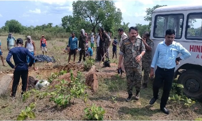  जमशेदपुर : मुसाबनी में डायन बताकर दो महिलाओं की हत्या, शव को जंगल में दफनाया, पुलिस ने खोद कर निकाला, पांच आरोपी गिरफ्तार