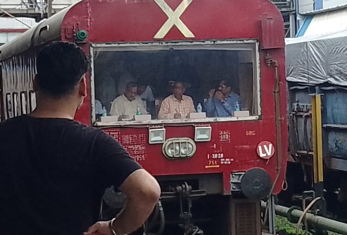  टाटानगर से बादामपहाड़ रेलखंड का जीएम ने किया निरीक्षण, स्टेशनों की खामियों पर अधिकारियों को लगाई फटकार