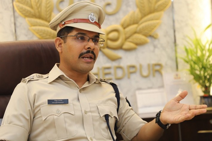  जमशेदपुर : नए एसएसपी पीयूष पांडेय ने संभाला प्रभार, अपराध नियंत्रण को बताया प्राथमिक लक्ष्य, बोले-संगठित अपराध पर होगी सीधी कार्रवाई