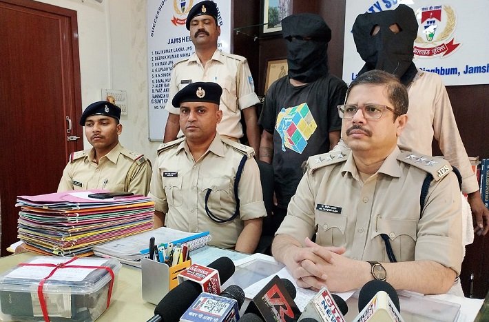  जमशेदपुर : परसुडीह में महिलाओं से छिनतई करने वाले दो गिरफ्तार, नशे में उड़ाते थे छीने गए रुपये, मनाते थे जश्न