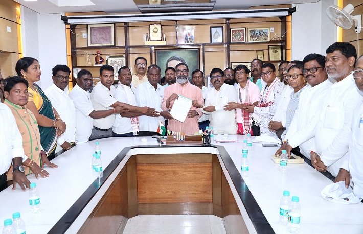  रांची : पारसनाथ पर्वत को संथालों का धार्मिक स्थल घोषित करने की मांग, सीएम से मरांग बुरू बचाओ संघर्ष समिति ने की मुलाकात