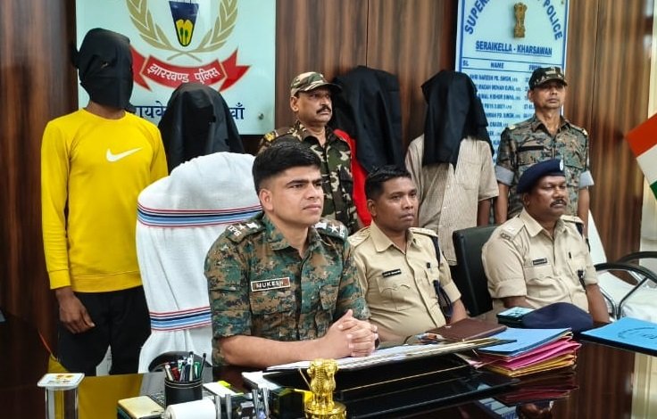  सरायकेला : कांड्रा में सिर काटकर महिला की हत्या मामले का खुलासा, चार आरोपी गिरफ्तार, कुल्हाड़ी और कटा सिर बरामद