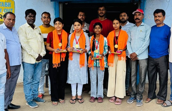  जमशेदपुर : पंचायत प्रतिनिधियों ने बागबेड़ा नया बस्ती की मेधावी छात्राओं को किया सम्मानित, बढ़ाया हौसला