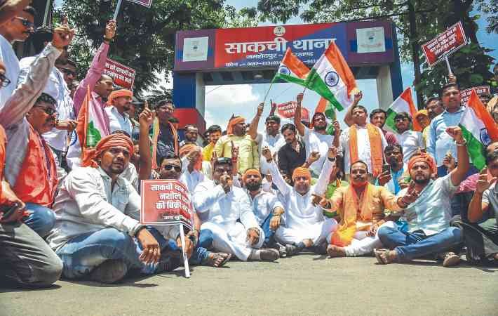  जमशेदपुर : साकची थाना के समक्ष जन सुविधा मंच का प्रदर्शन, बढ़ते अपराध और पुलिस की निष्क्रियता को लेकर उठाया सवाल