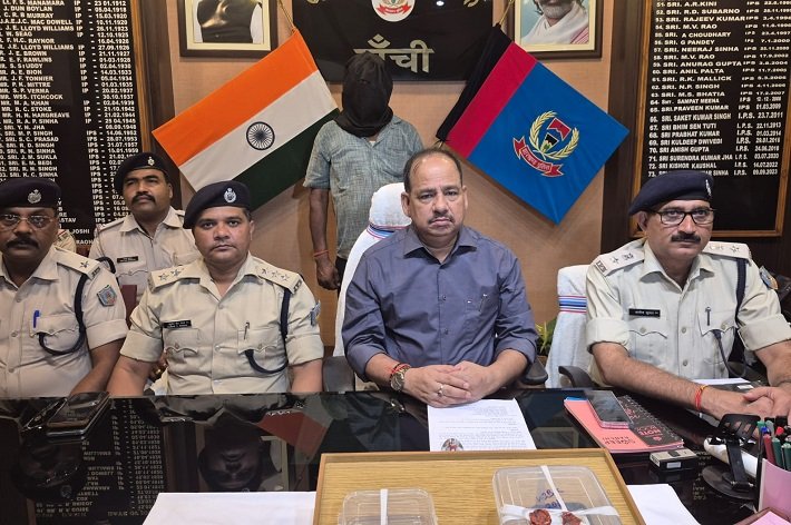  रांची : लोअर बाजार पुलिस ने जाली नोट के साथ भूतपूर्व सैनिक को किया गिरफ्तार, 500 रुपये के 37 नकली नोट बरामद